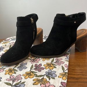 Dr. Scholl’s, size 8 black heeled boot. Great condition!